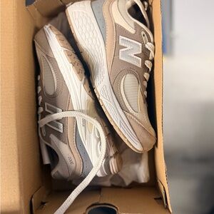 New Balance Grey Brown 2002 Shoe Box Label